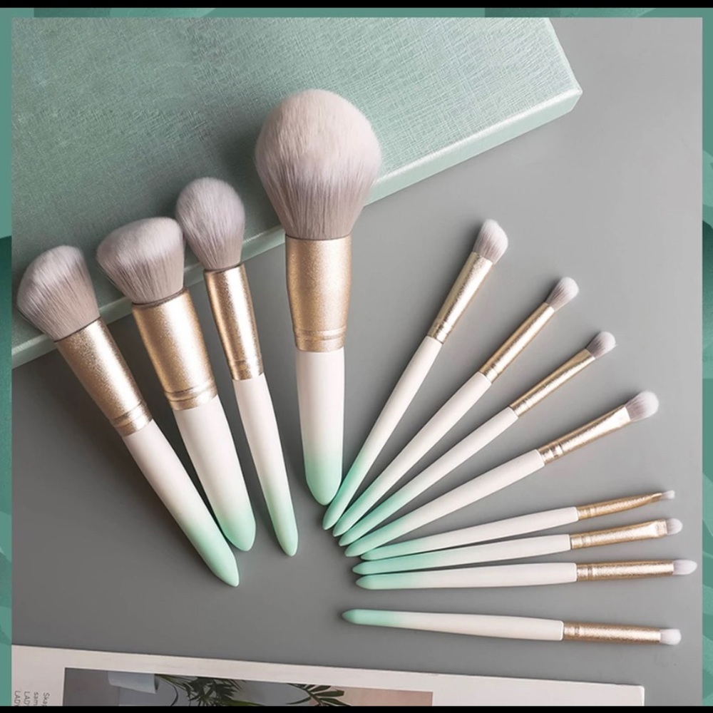 Long Island make up brushes. - Picture 2 of 6